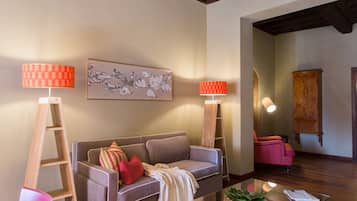 Smart TV, fireplace, video games, DVD player