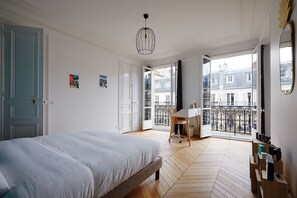 4 bedrooms, desk, WiFi, bed sheets