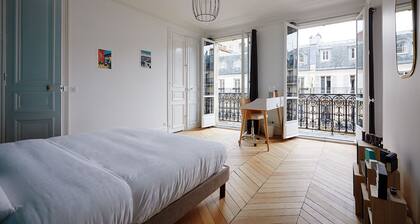 Appartement 4BR sans effort chic dans le 16Úme avec balcon privé, par Veeve