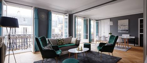 Télévision, cheminée, espaces bureaux