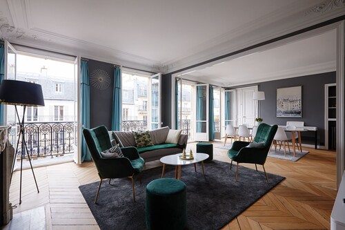 Appartement 4BR sans effort chic dans le 16ème avec balcon privé, par Veeve