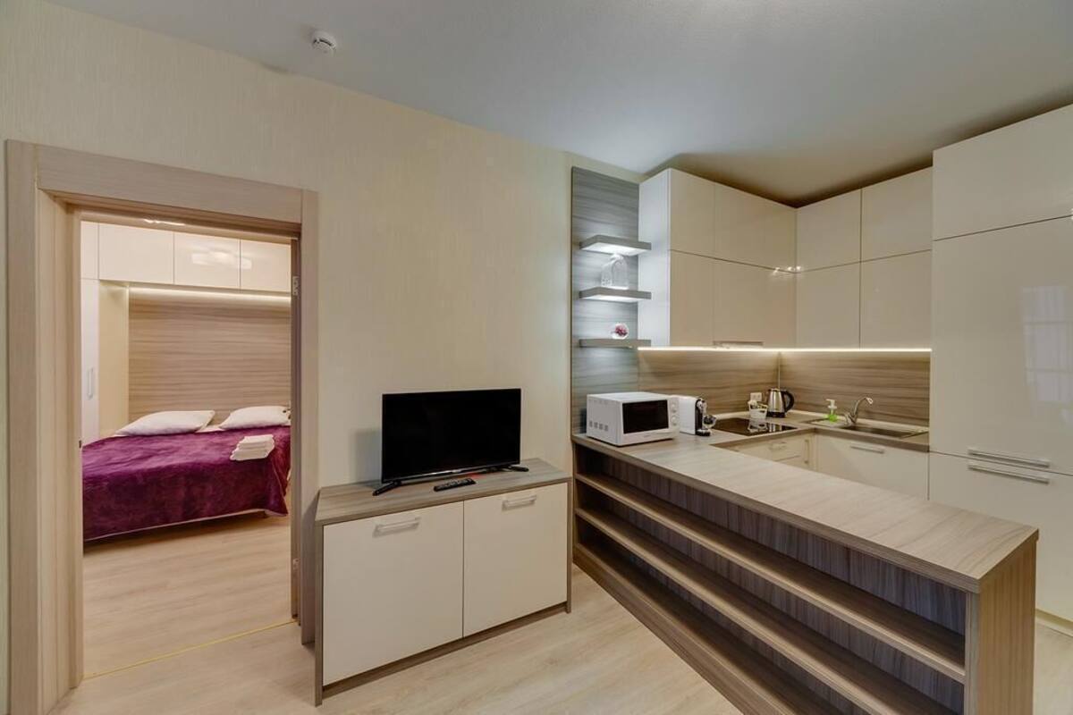 Kühlschrank, Mikrowelle, Wasserkocher mit Kaffee-/Teezubehör