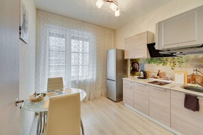 Kühlschrank, Mikrowelle, Wasserkocher mit Kaffee-/Teezubehör