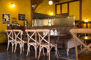 Breakfast, lunch, dinner served; local and international cuisine - Hotel Le Bougainviller (Kampala)