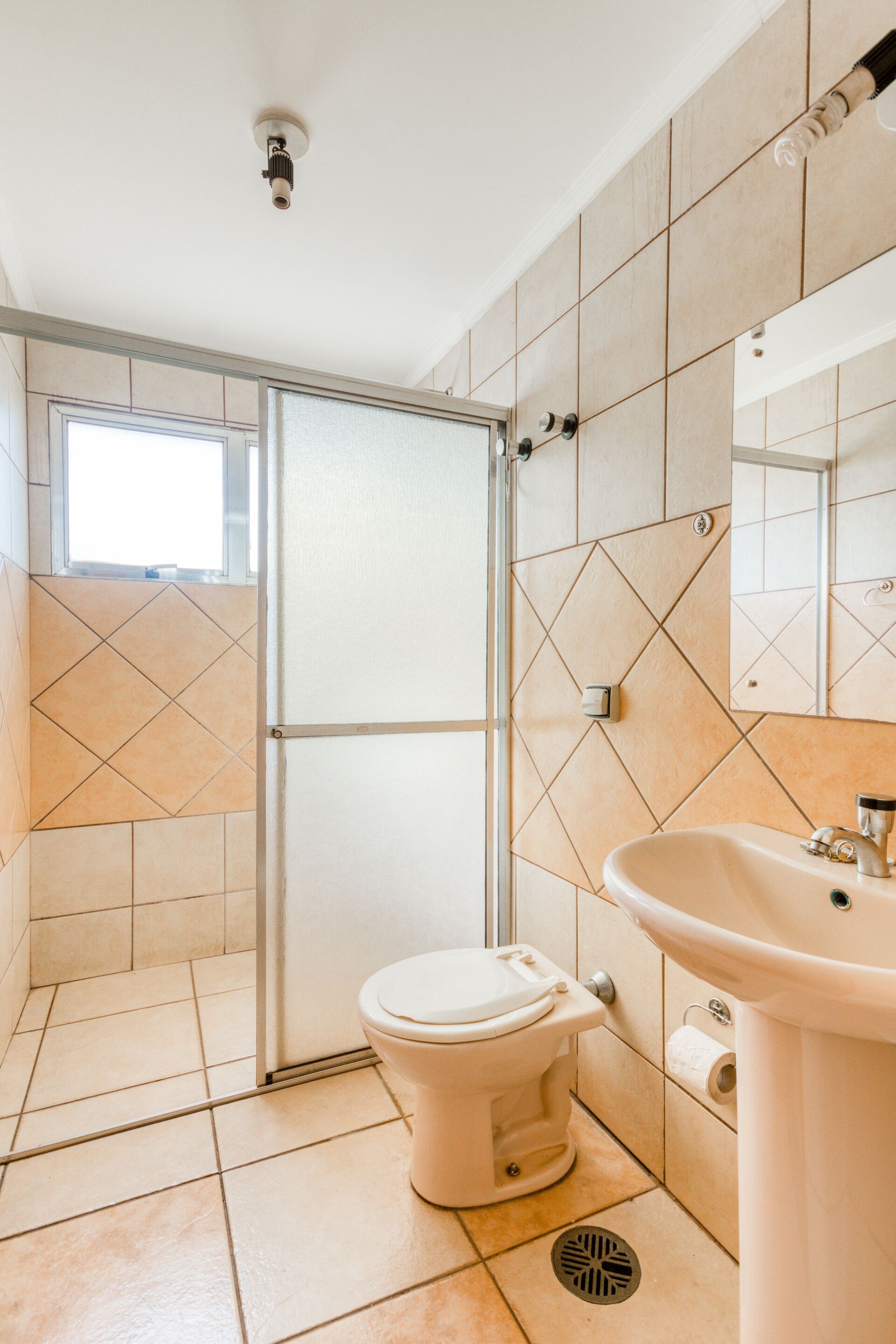 Ducha, artículos de higiene personal gratuitos, toallas y jabón