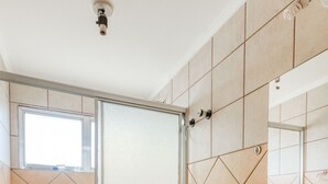 A bathroom with a toilet, sink, and shower. - OYO Hotel Vila Rica, Ribeirão Preto (Ribeirão Preto)