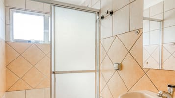 Suihku, ilmaiset hygieniatuotteet, pyyhkeet, saippua