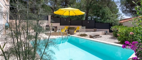 Una piscina al aire libre