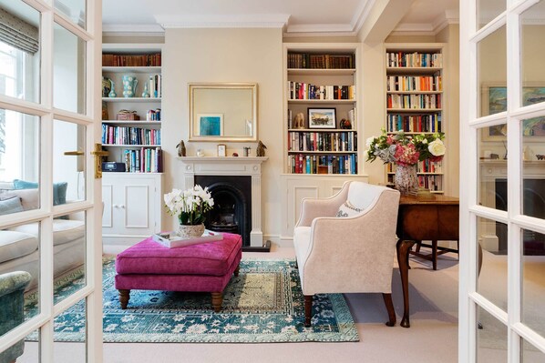 Flat-screen TV, fireplace