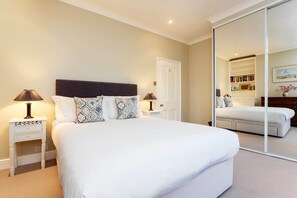 3 bedrooms, desk, WiFi, bed sheets