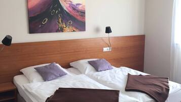 Hypo-allergenic bedding, desk, iron/ironing board, free WiFi