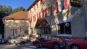Un bâtiment portant une enseigne indiquant qu’il s’agit d’un hôtel et d’un restaurant.