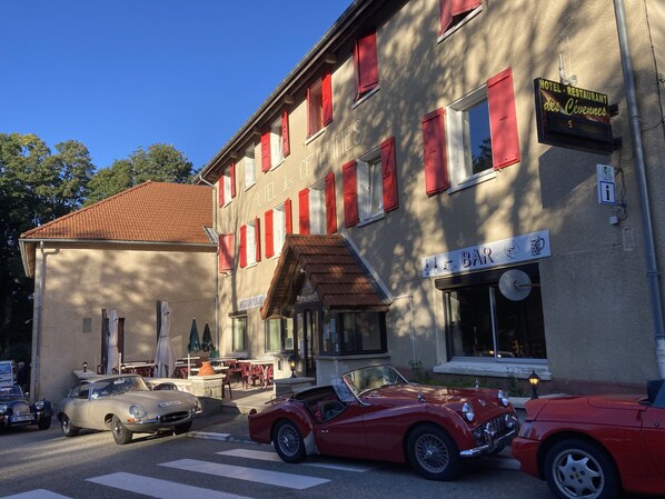 A building with a sign indicating it is a hotel and restaurant. - Hotel des Cevennes (Mezilhac)