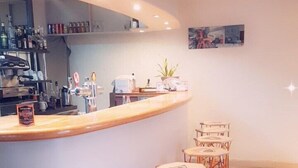 Un espace bar avec des tabourets et un comptoir.