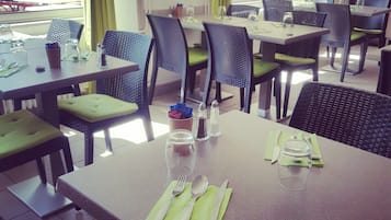 Serveert lunch en diner, lokale gerechten