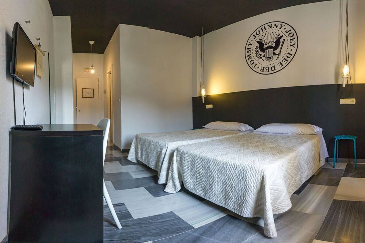 Individually furnished, iron/ironing board, free WiFi, bed sheets