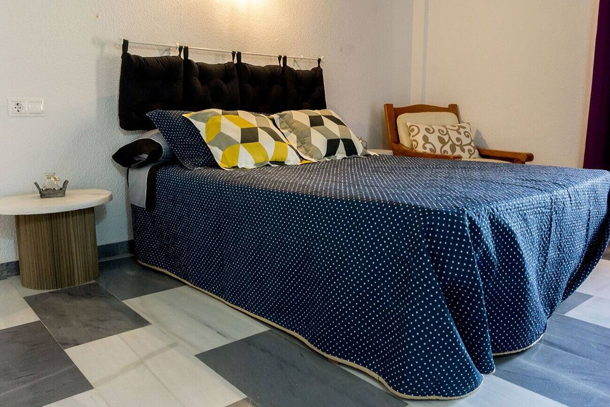 Individually furnished, iron/ironing board, free WiFi, bed sheets