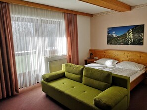 Habitación Confort doble | Ropa de cama hipoalergénica, caja fuerte, escritorio y wifi gratis