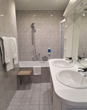 Comfort-Doppelzimmer | Badezimmer