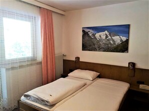 Habitación individual básica | Ropa de cama hipoalergénica, caja fuerte, escritorio y wifi gratis