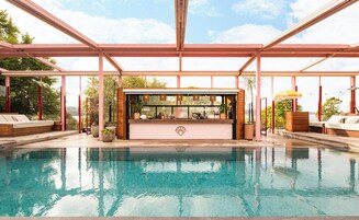 Indendørs pool, 3 udendørs pools, hytter (tillægsgebyr), parasoller