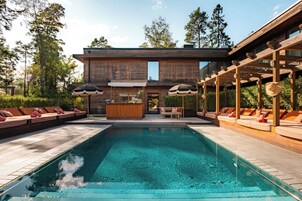 Indendørs pool, 3 udendørs pools, hytter (tillægsgebyr), parasoller