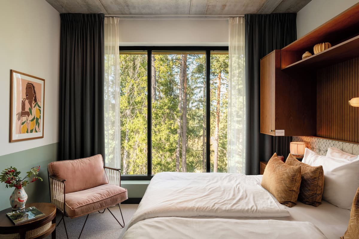 deluxe double room | living area | smart tv