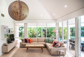 Smart TV, books - Villa 437 · Coral Shore Villa (Port Douglas)