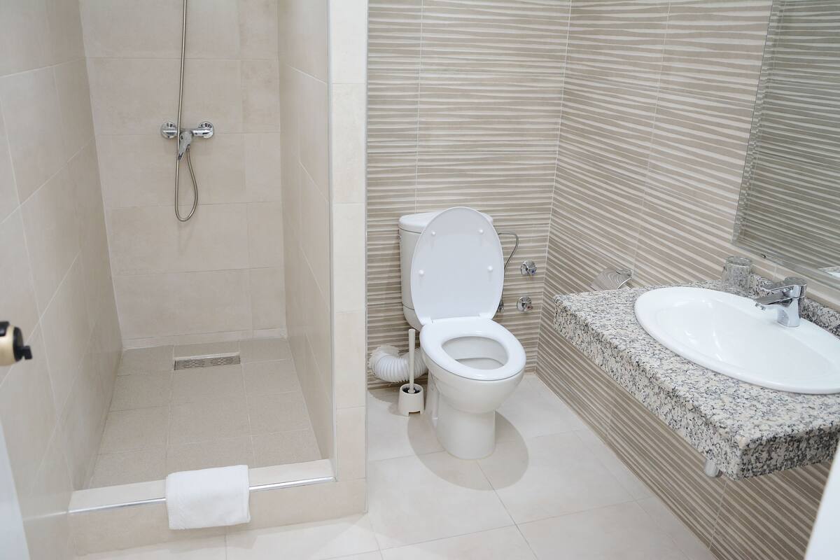 rainfall showerhead, free toiletries, bidet, towels