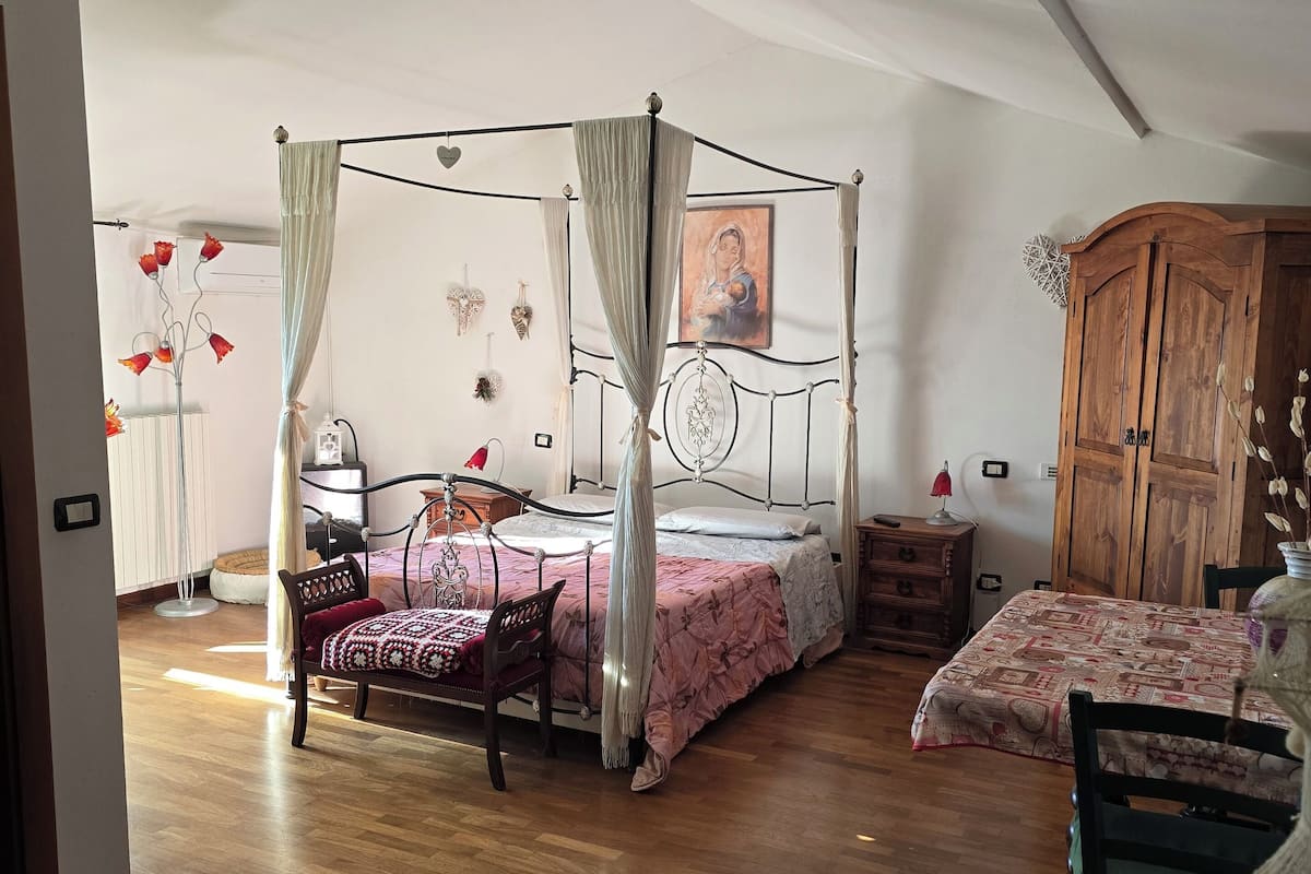 1 bedroom, premium bedding, down duvets, minibar