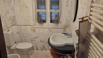 Camera Junior | Bagno | Doccia, asciugamani