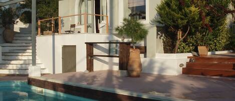 Una piscina al aire libre