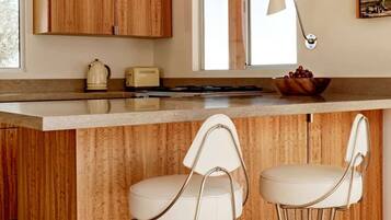 Refrigerador, horno, placa de cocina, cafetera/tetera
