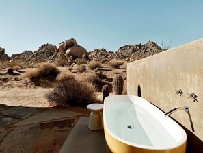 Outdoor spa tub - Radziner Modernist Cabin By Homestead Modern (Joshua Tree)