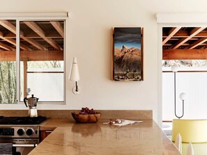 Réfrigérateur, four, plaque de cuisson, cafetière/bouilloire