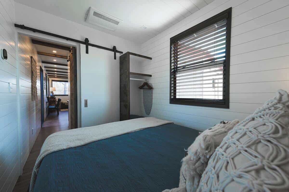 1 slaapkamer, een strijkplank/strijkijzer, wifi, beddengoed