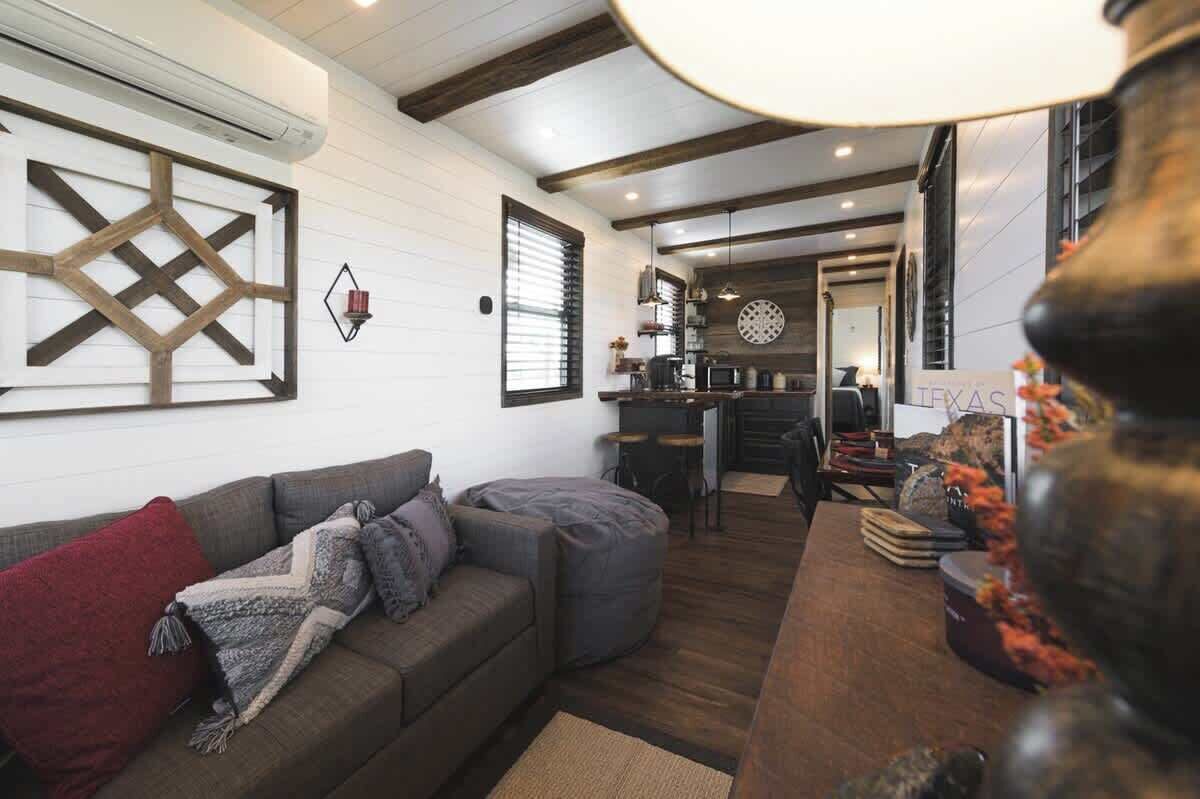 Televisión y oficina 