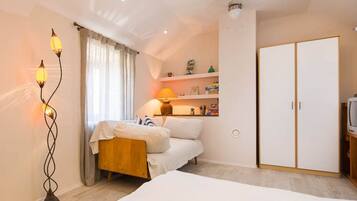 3 bedrooms, desk, iron/ironing board, free WiFi