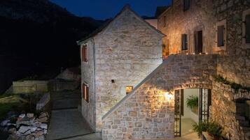 Voorkant accommodatie - avond/nacht