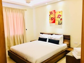 Leilighet, 2 soverom | Safe på rommet, individuelt innredet og strykejern/-brett