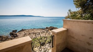 A balcony with a view of the sea and distant hills. - Studio Zavala (Jelsa)