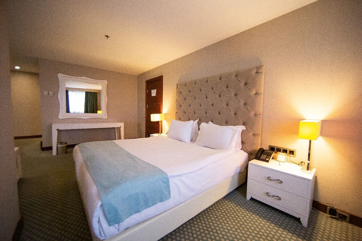 1 Schlafzimmer, hochwertige Bettwaren, Daunenbettdecken