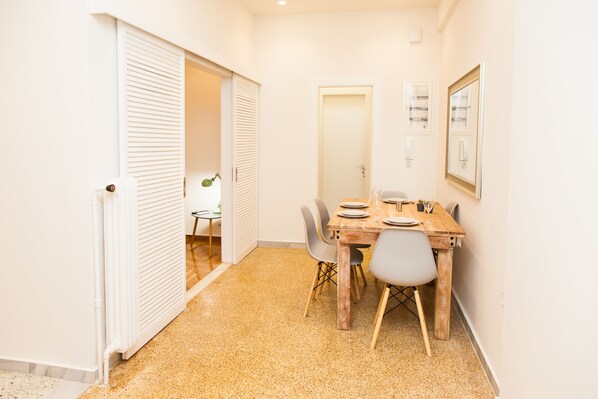 Apartment, 1 Schlafzimmer | Essbereich im Zimmer