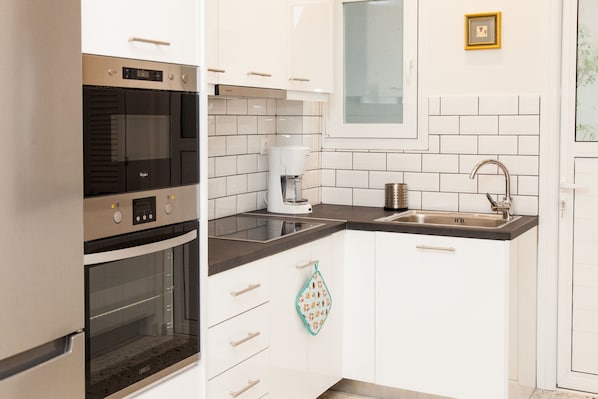 Appartement, 1 chambre | Cuisine privée | Grand réfrigérateur, micro-ondes, four, plaque de cuisson