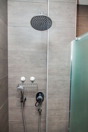 Departamento, 1 habitación | Baño | Regadera, toallas, papel de baño 