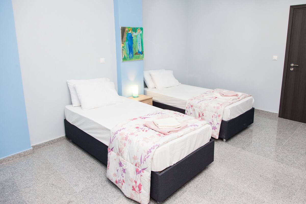 Iron/ironing board, bed sheets