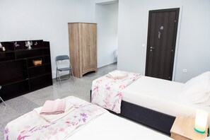 Iron/ironing board, bed sheets
