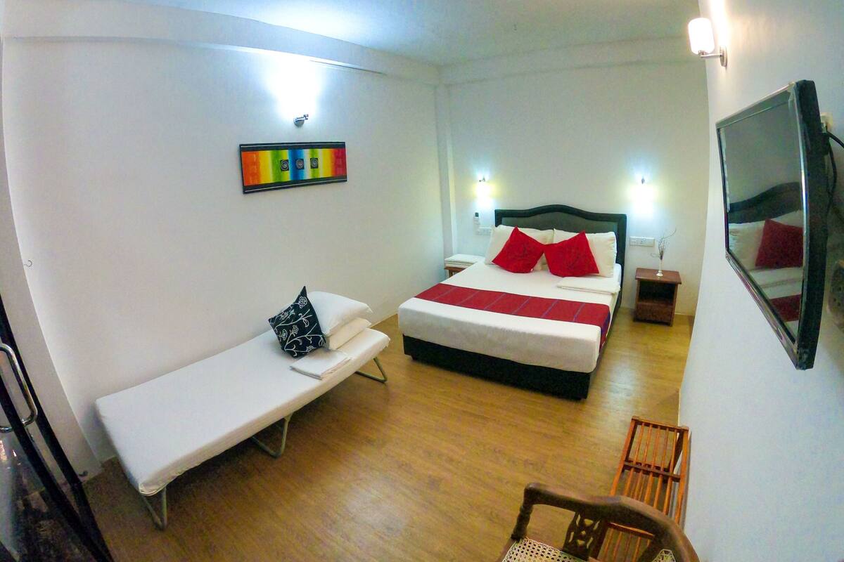Habitación Deluxe con 1 cama matrimonial o 2 individuales | Camas Select Comfort, escritorio y espacio para trabajar con laptop