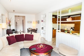 Apartment, 2 Schlafzimmer | Wohnbereich | Flachbildfernseher
