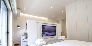 Allergitestade sängkläder, skrivbord och arbetsyta för laptop